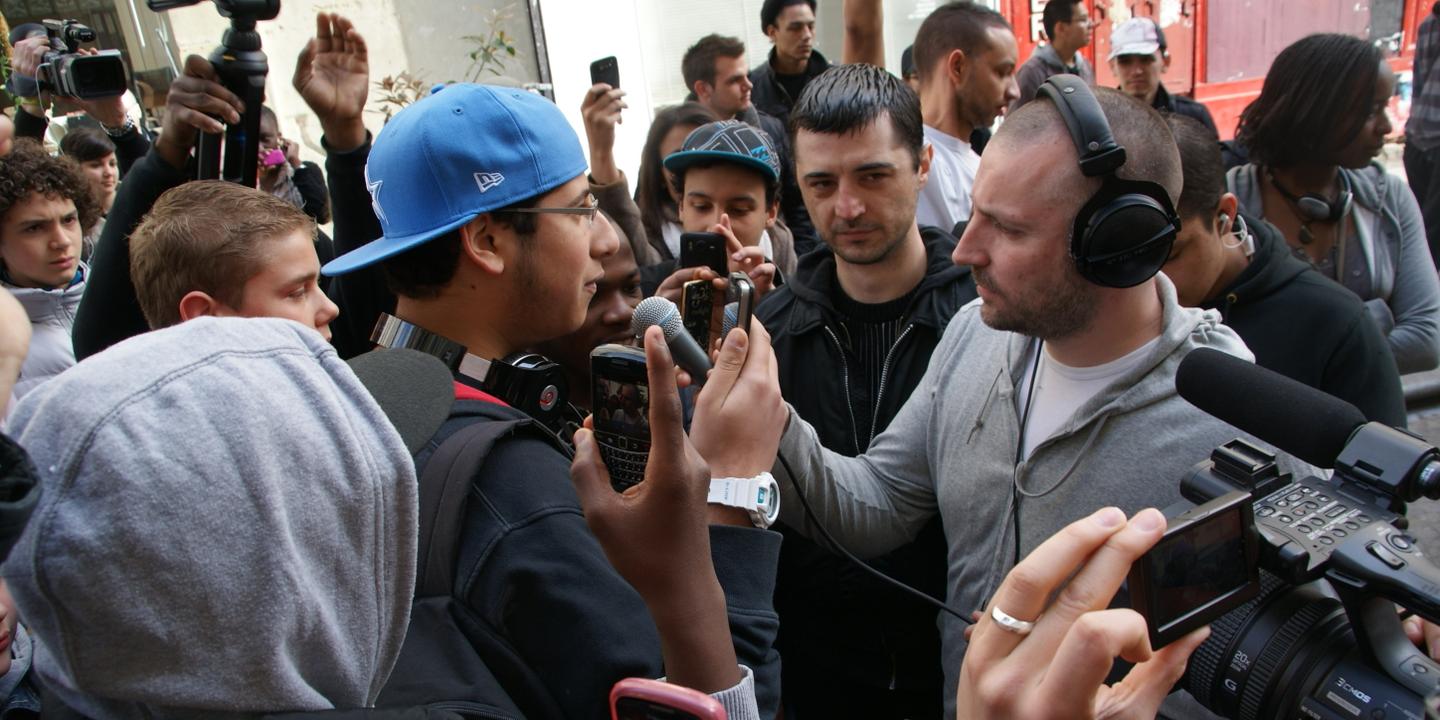 Jeune Secrétaire Avec Un Casque Et Microphone Banque D'Images et