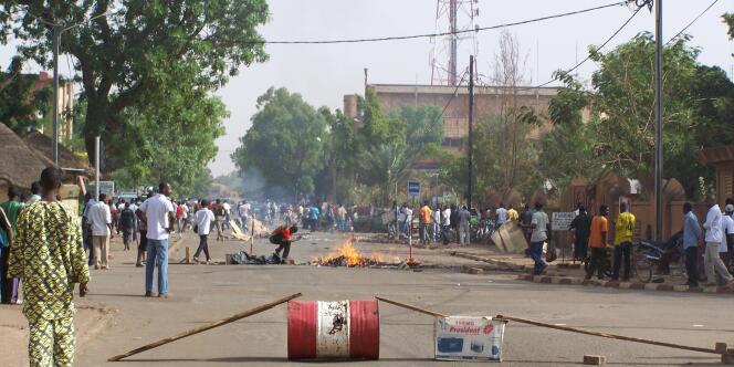 Samedi 16 avril, excédés par les pillages des soldats mutins, des commerçants de la capitale burkinabè s'en sont pris à des édifices publics.