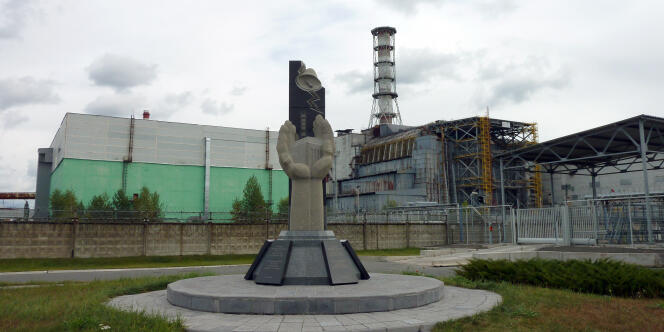 Le réacteur n° 4 de la centrale de Tchernobyl est recouvert par un sarcophage de fortune depuis la catastrophe nucléaire, en 1986.