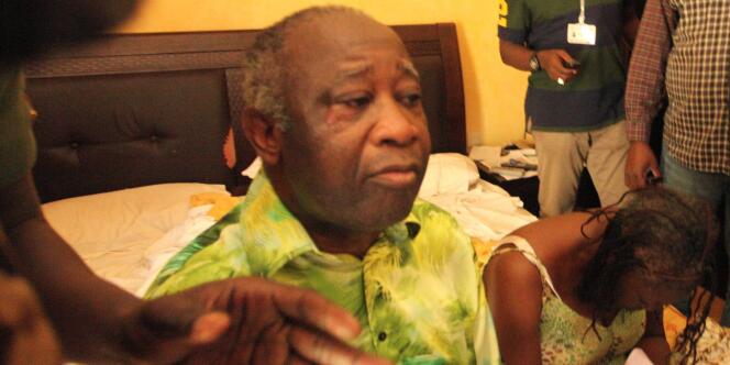 Laurent et Simone Gbagbo à leur arrivée à l'Hôtel du Golf où ils sont détenus depuis leur arrestation, lundi 11 avril.