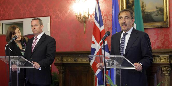 Le ministre de la défense italien, Ignazio La Russa (à droite) au côté de son homologue anglais, Liam Fox. 