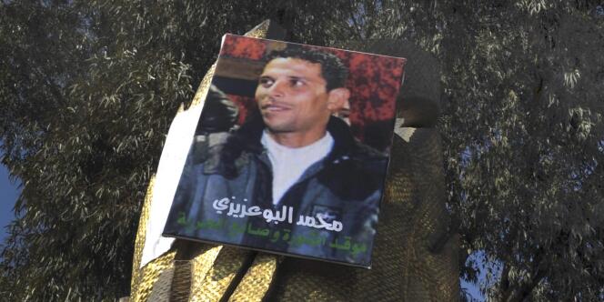 Un portrait de Mohamed Bouazizi, à Sidi Bouzid (Tunisie), le 19 janvier 2011.
