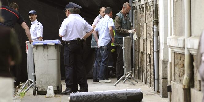 Les enquêteurs ont découvert cinq corps dans le jardin de cette maison de Nantes, en Loire-Atlantique, jeudi 21 avril 2011.