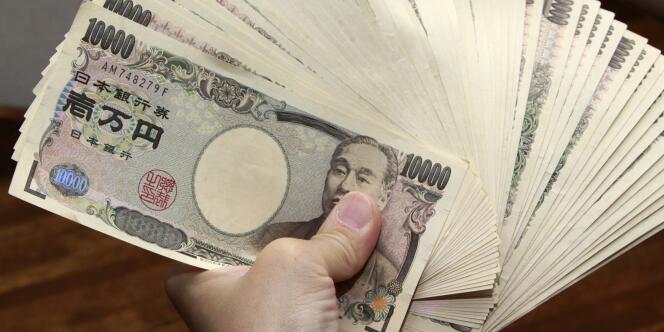 La devise japonaise a reculé jusqu'à 101,21 pour un dollar vendredi, confirmant un ample mouvement de baisse qui profite aux entreprises exportatrices de l'Archipel.