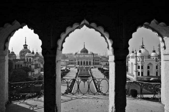 Le Hussainabad Imambara, le tombeau de Zinat Algiya et le Jawab : vue depuis la loge au-dessus de la porte monumentale d’entrée, 2009.