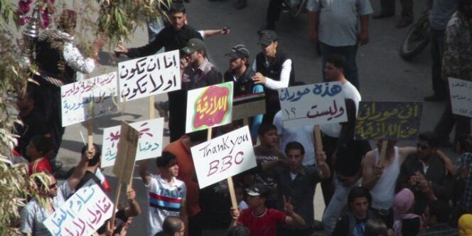Manifestation contre le régime syrien, dans la ville de Deraa, jeudi 21 avril.