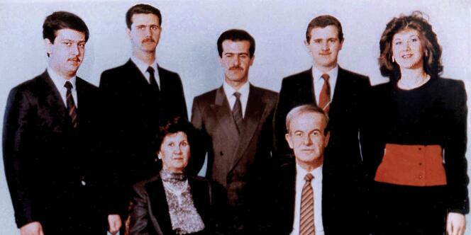 Photo de famille en 1985 : assis, le président Hafez Al-Assad et sa femme Anissa Makhlouf. Debout au centre, Bassel, le fils aîné mort dans un accident. A sa droite, Bachar, président de la Syrie depuis 2000.