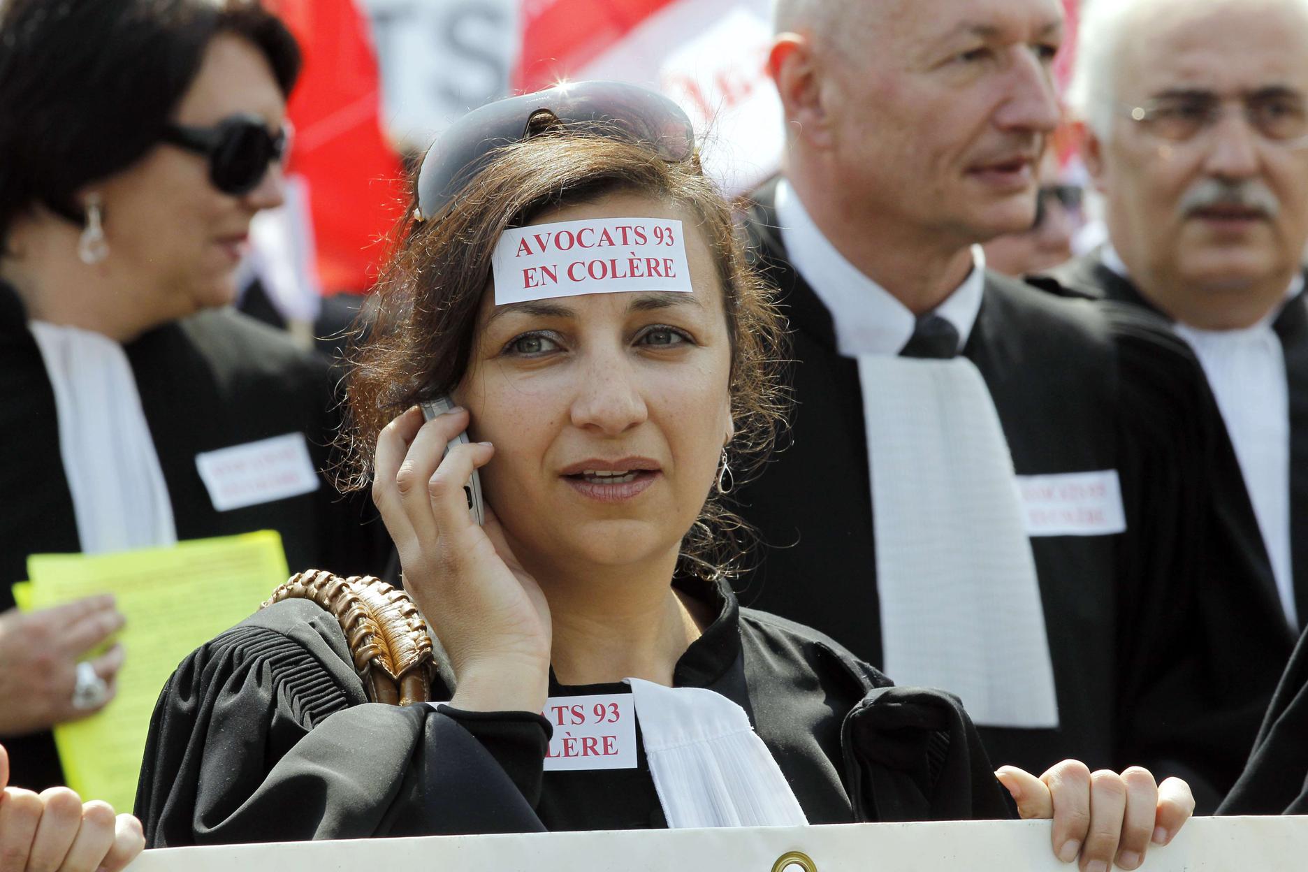 Garde à vue des centaines d'avocats défilent à Paris Garde à vue des centaines d'avocats défilent à Paris