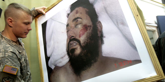 Un soldat américain installe une photo du cadavre du chef d'Al-Qaida en Irak, Abou Moussab Al-Zarkaoui, tué dans un raid américain en 2006, à Bagdad.
