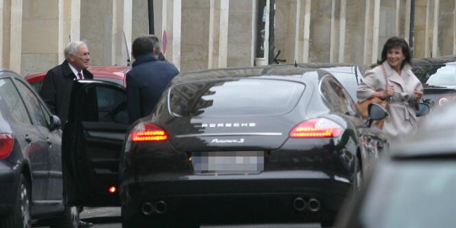 Photo de Dominique Strauss-Kahn et Anne Sinclair, à Paris, 28 avril 2011, devant une Porsche, publiée par l'AFP, sans signature.