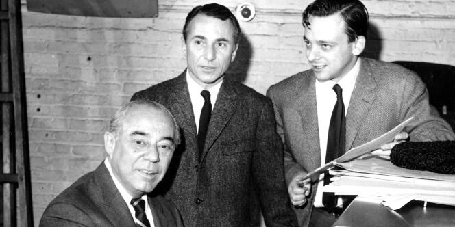 Arthur Laurents (à droite) avec le pianiste Richard Rodgers et Stephen Sondheim, parolier.