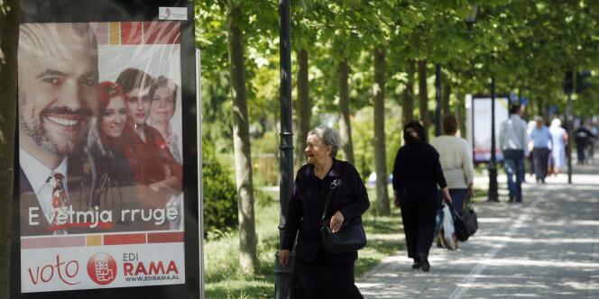Une habitante de Tirana devant un poster de campagne d'Edi Rama, maire sortant de la capitale.