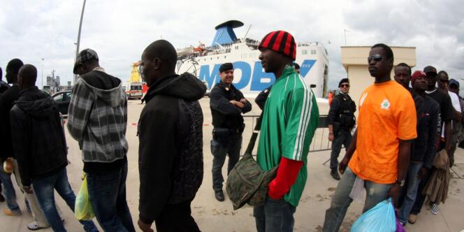 Des réfugiés ayant quitté la Libye et la Tunisie, à Lampedusa, en Italie, en mai 2011.