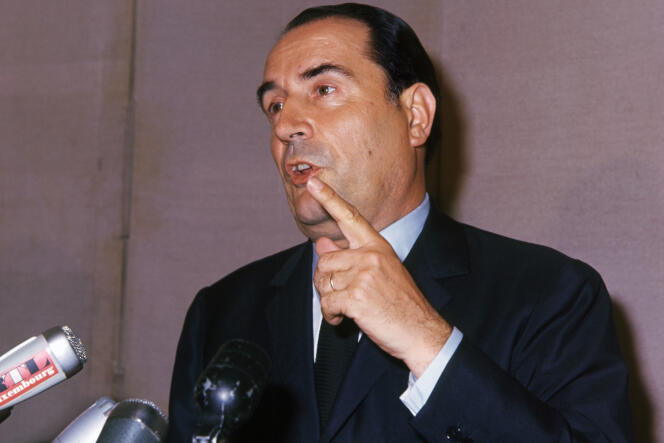 François Mitterrand donne une conférence de presse lors de la Convention des institutions républicaines de Saint-Gratien (Val-d'Oise), le 5 avril 1969.