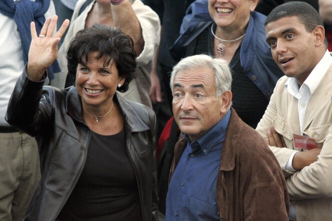 Dominique Strauss-Kahn, son épouse Anne Sinclair et Ramzi Khiroun, à la Rochelle, le 28 août 2004.