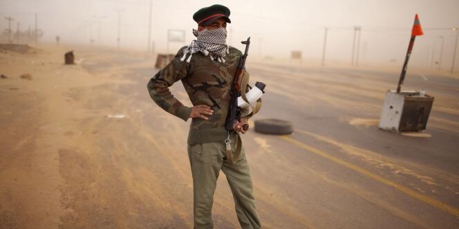 Un rebelle à un point de contrôle à Benghazi, le 11 mai 2011.