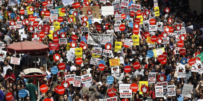 Manifestation à Istanbul contre la censure d'Internet, le 15 mai.