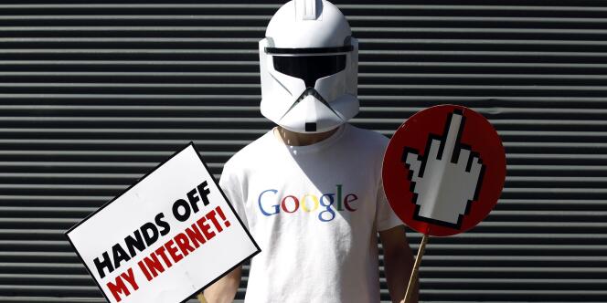 Un manifestant proteste contre un nouveau projet de loi renforçant le contrôle d'Internet en Turquie.