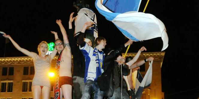 A Helsinki, les supporteurs finlandais ont célébré la victoire de leur équipe nationale de hockey sur glace.