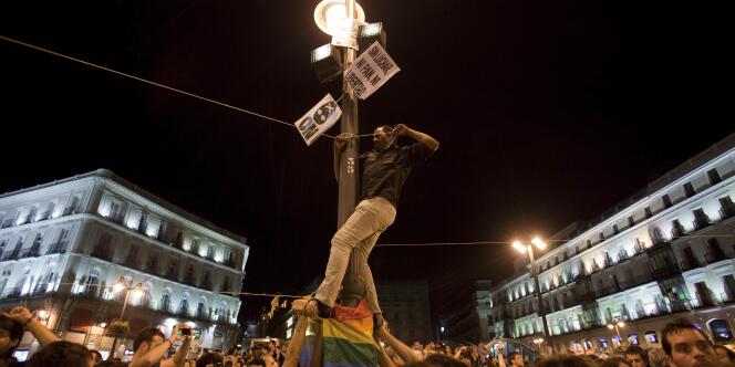 Des protestataires à la Puerta del Sol, à Madrid, mardi soir 17 mai 2011.