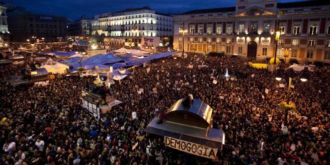La place Puerta del Sol, à Madrid, jeudi soir 19 mai 2011.