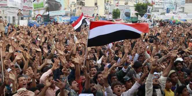 Des opposants yéménites demandent le départ du président Saleh, samedi 21 mai, à Sanaa.