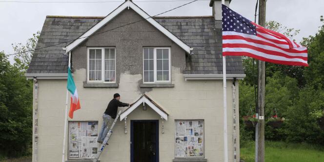 Une maison de Moneygall, en Irlande, repeinte à l'occasion de la visite de Barack Obama en Irlande, lundi 23 mai.
