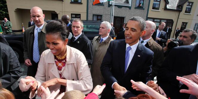 Barack et Michelle Obama se sont rendus, lundi 23 mai, à Moneygall, en Irlande, d'où viennent les ancêtres du président états-unien.