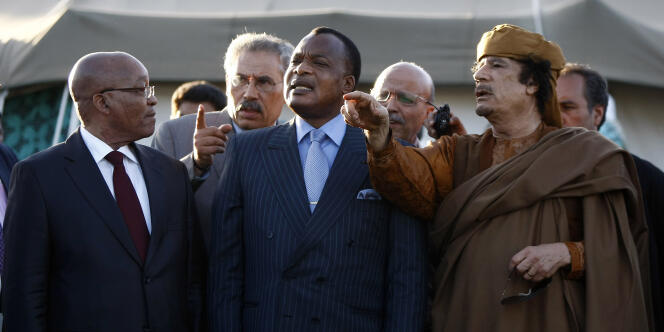 Le président Jacob Zuma et Mouammar Kadhafi entourent le président de la République du Congo, le 10 avril dernier à Tripoli. 