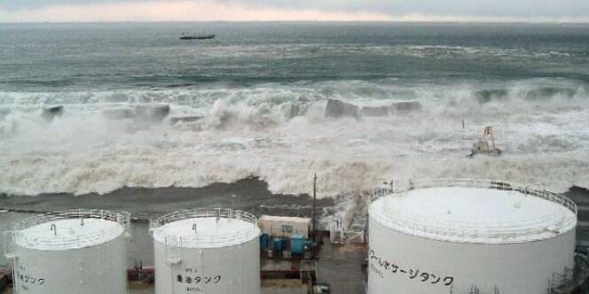 Les vagues provoquées par le séisme du 11 mars frappent la centrale de Fukushima.