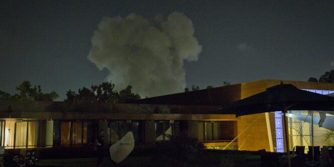 Un nuage de fumée s'élève au dessus de Tripoli, dans la nuit du 24 mai 2011.