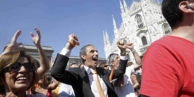 Giuliano Pisapia fête sa victoire avec ses partisans, le 30 mai, à Milan.