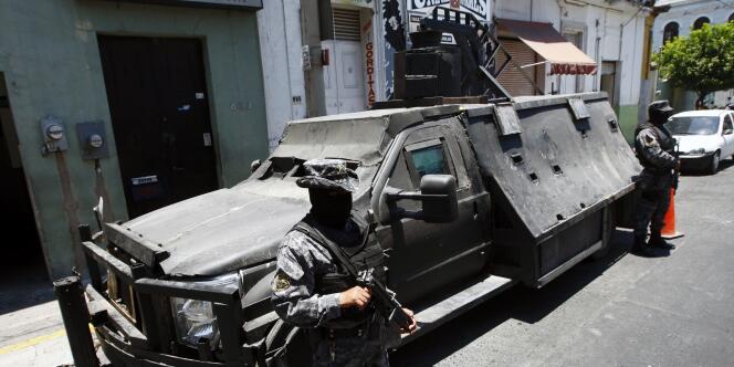Des policiers mexicains devant un véhicule blindé appartenant aux Zetas, un puissant cartel de la drogue.