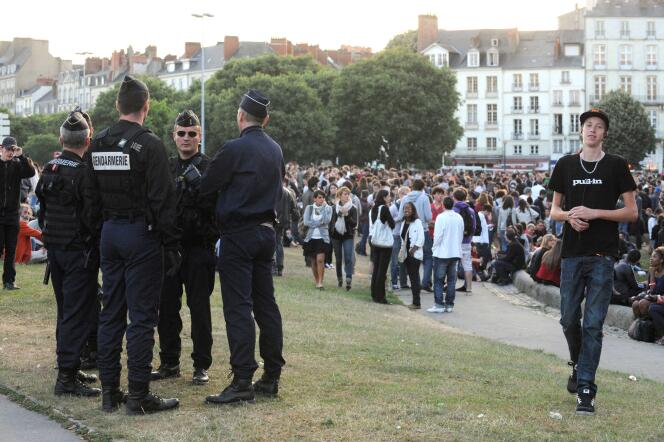 L'apéritif géant lancé sur le réseau social Facebook a réuni près de 6 000 personnes à Nantes, mercredi 1er juin.