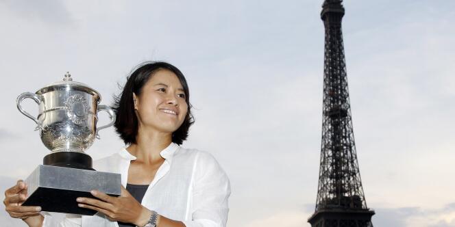Li Na, devant la Tour Eiffel, avec le trophée de Roland-Garros.