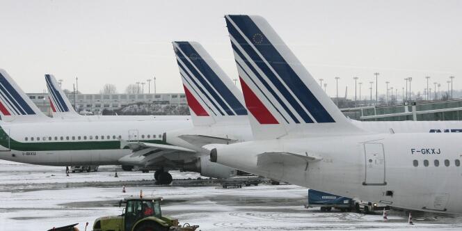 Air France a annoncé que ses passagers peuvent utiliser leurs appareils électroniques personnels durant toutes les phases de vol, y compris lors du roulage, du décollage et de l'atterrissage.