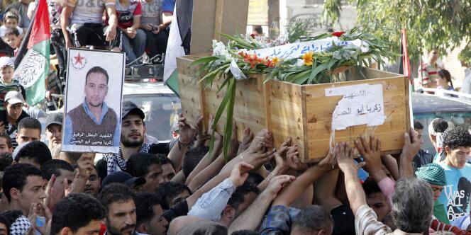 La communauté palestinienne de Syrie a enterré ses morts, lundi, après la répression sanglante d'une manifestation à la frontière par l'armée israélienne.