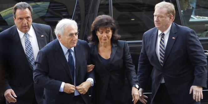 Dominique Strauss-Kahn et sa femme Anne Sinclair arrivent au tribunal de Manhattan, le 6 juin 2011.