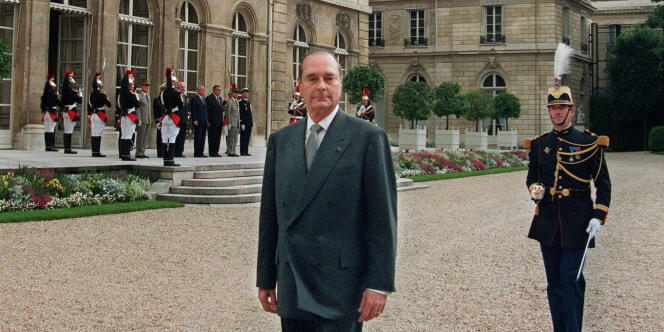Jacques Chirac, le 17 mai 1995, dans les jardins du palais de l'Elysée, après avoir salué la garde républicaine.
