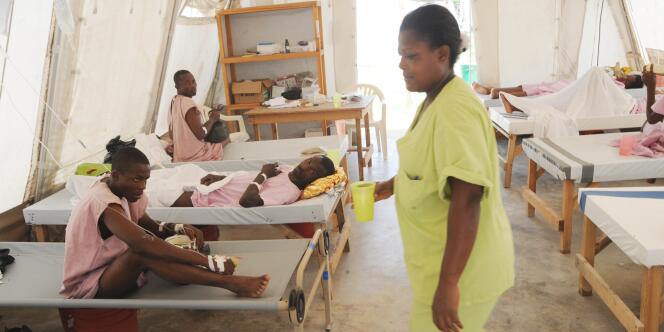 Des malades atteints du choléra dans un centre de Médecins sans frontières à Port-au-Prince, le 1er juin 2011.