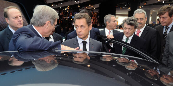 Le président du directoire de PSA, Philipe Varin (à gauche), et le chef de l'Etat, Nicolas Sarkozy, lors du Mondial de l'automobile à Paris, le 1er octobre 2010.