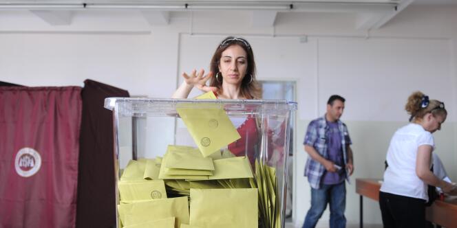 Dans un bureau de vote d'Istanbul, dimanche 12 juin.