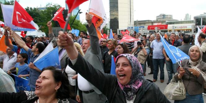 A Ankara, des partisans de l'AKP fêtent la victoire du parti aux législatives turques du 12 juin.