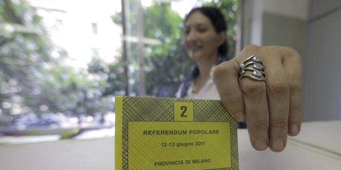 Les Italiens ont commencé à voter, dimanche 12 juin, par référendum sur trois questions dont l'immunité pénale du Cavaliere.