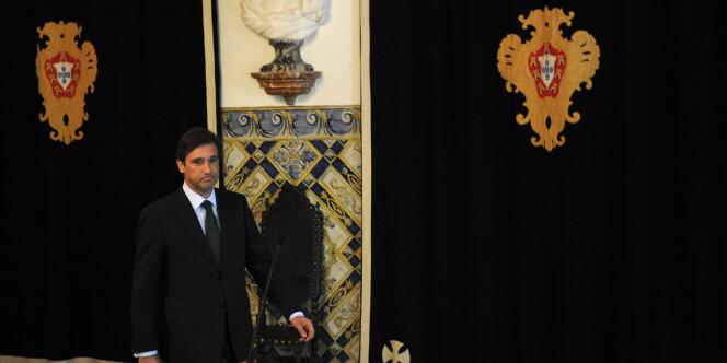 Le nouveau premier ministre, Pedro Passos Coelho, quelques secondes avant une conférence de presse le 15 juin 2011 dans le palais présidentiel de Lisbonne.