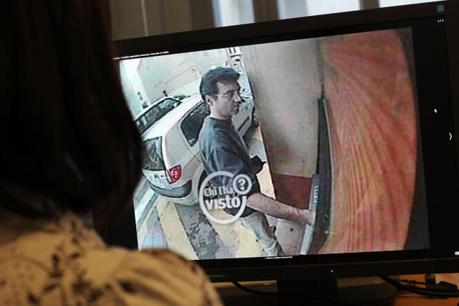 Image d'une caméra de surveillance montrant Xavier Dupont de Ligonnès à un distributeur de billets, à Roquebrune-sur-Argens, le 14 avril 2011.