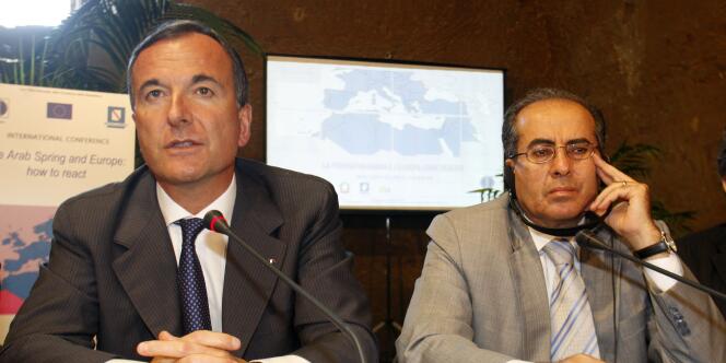 Le ministre des affaires étrangères italien, Franco Frattini, et le dirigeant du CNT libyen, Mahmoud Jibril, vendredi 17 juin à Naples.