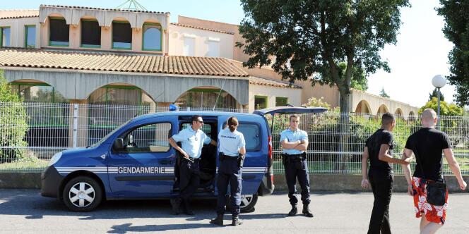 Des gendarmes devant le collège de Florensac (Hérault) le 20 juin quelques heures après l'agression qui a coûté la vie à une jeune fille de 13 ans.