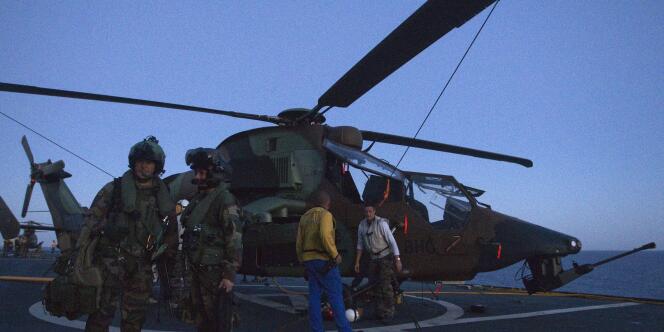 Un hélicoptère d'attaque français près des côtes libyennes, le 14 juin.