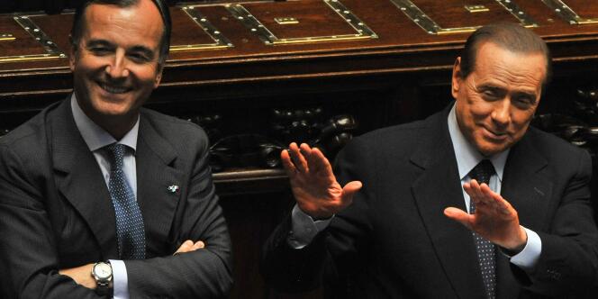 Le ministre italien des Affaires Etrangères Franco Frattini en compagnie du premier ministre Silvio Berlusconi, lors d'une session parlementaire, le 22 juin 2011 à Rome.